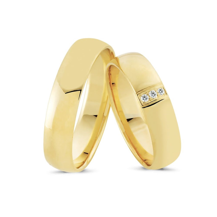 Tidløse Nuran vielsesringe i 14 kt guld med 3 diamanter på damering – klassisk og enkelt design.